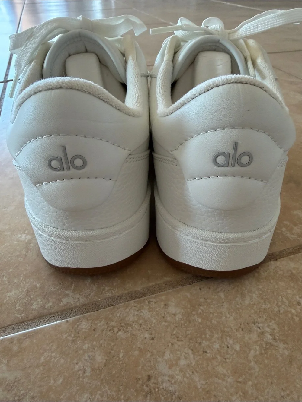 ALO Recovery Mode Sneaker Natural White Gum M5 W6.5 Vegan Leather Box